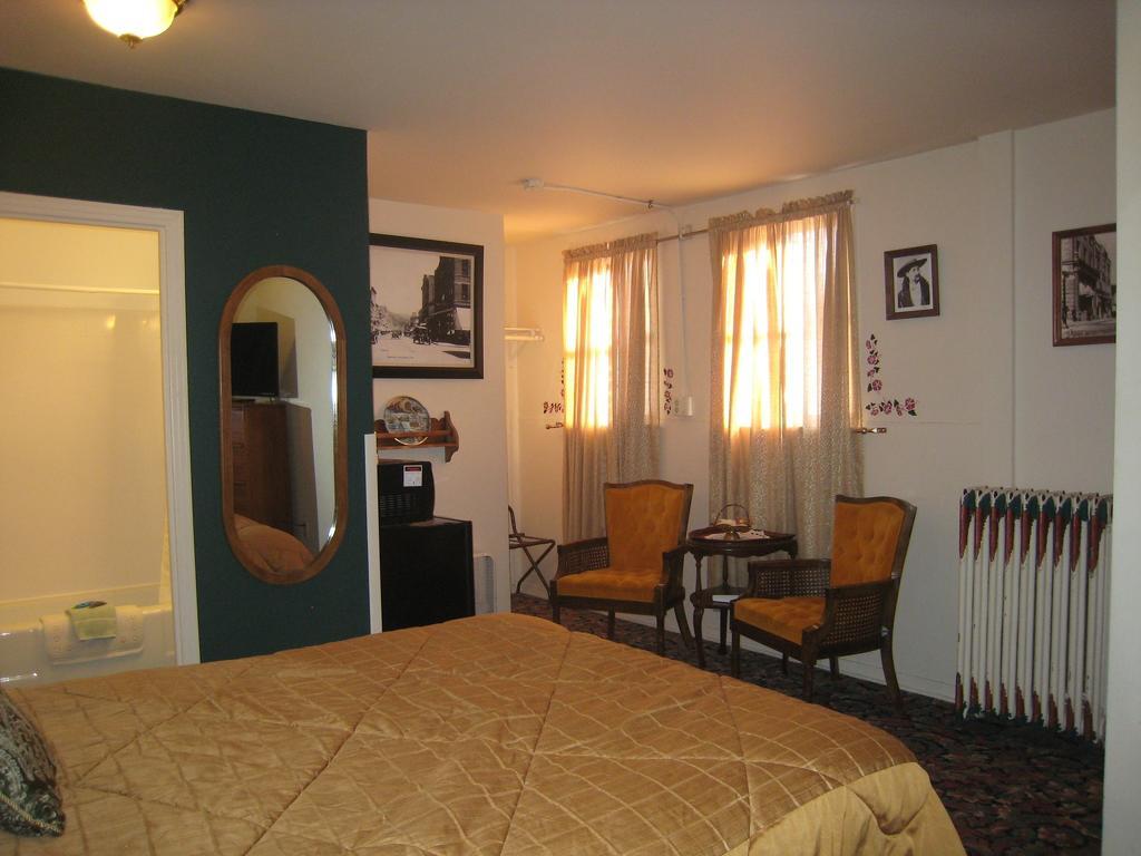 Deadwood Dick'S Hotel Room photo